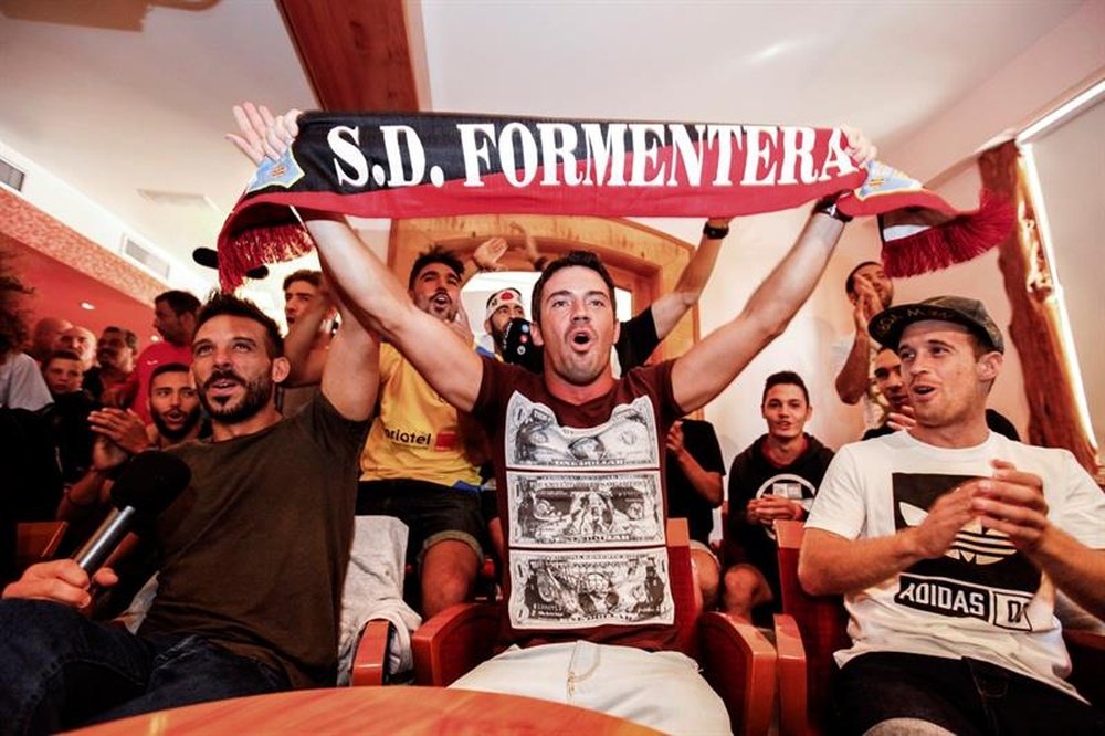 Jugadores y aficionados de la SD Formentera celebraron el emparejamiento con el Sevilla. EFE/Archivo