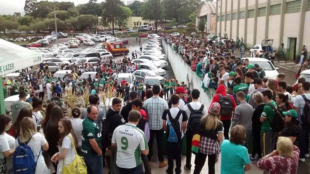 Aficcionados del equipo Chapecoense frente a la sede del club hoy,en la ciudad de Chapecó al sur de Brasil. EFE