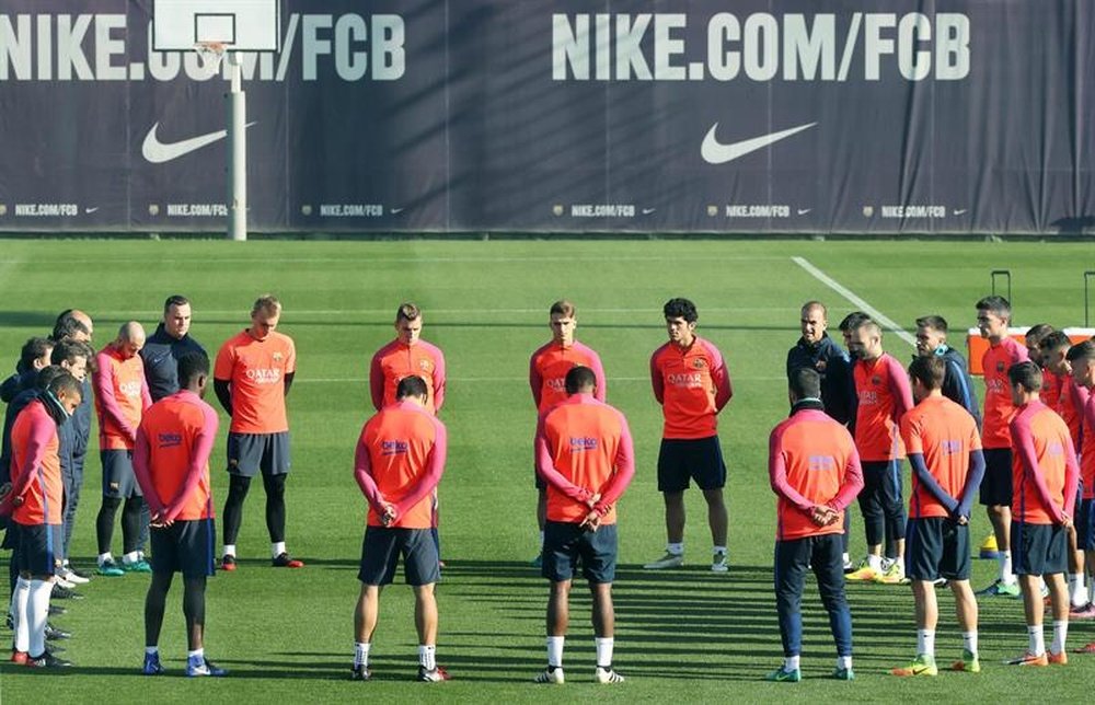 Equipe do Barcelona dedica um minuto de silêncio em treino às vítimas do Chapecoense. Twitter