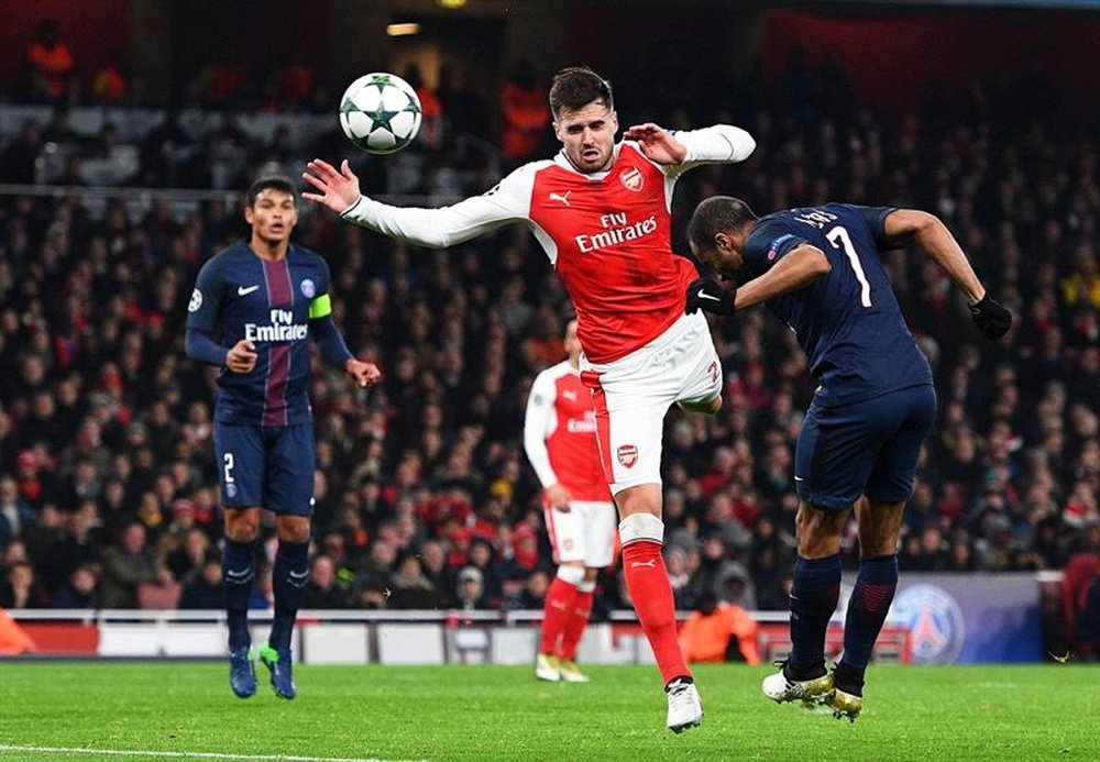 El jugador Carl Jenkinson (c), del Arsenal disputa el balón con Thiago Silva (i) y Lucas (d), del París Saint-Germain, en un partido el pasado miércoles. EFE/Archivo