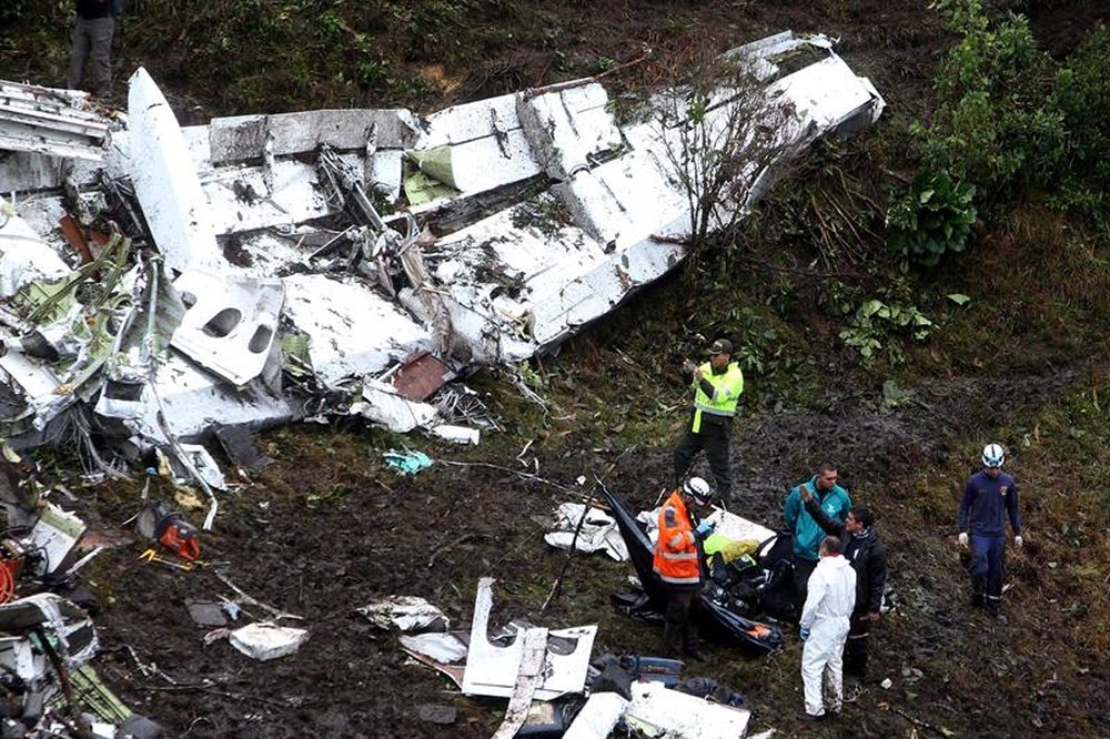 Equipos de rescate recuperan un cuerpo hoy, martes 29 de noviembre de 2016, en el lugar del accidente aéreo ocurrido en el municipio de La Ceja, departamento de Antioquia (Colombia), en el que al menos 76 personas murieron, entre ellos, la mayoría de los jugadores del equipo brasileño de fútbol Chapecoense. EFE
