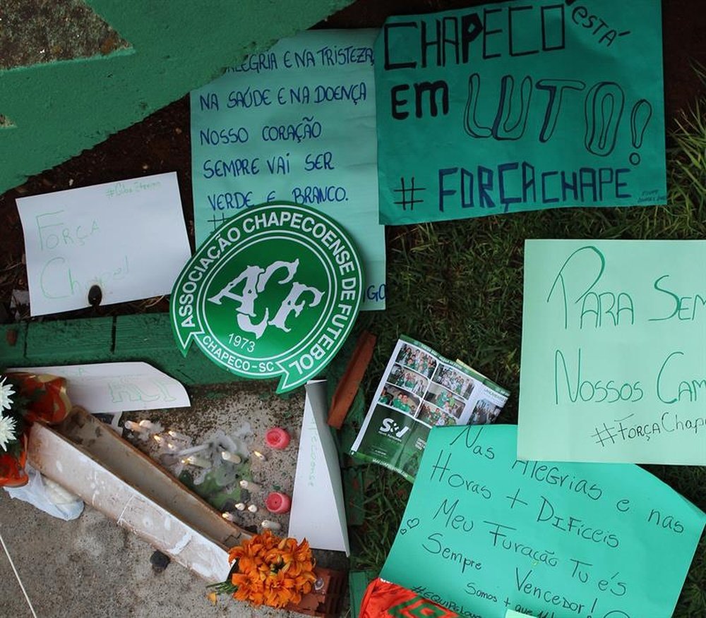 Chapecoense fans leave flowers, candles and messages for those who died in the disaster. EFE