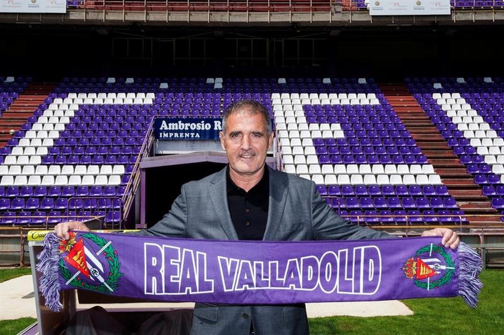 El entrenador del Real Valladolid, Paco Herrera, posa en el Estadio José Zorrilla. EFE/Archivo