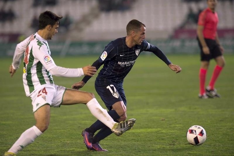 Borja Domínguez (i) confía en aportar su granito de arena para lograr el ascenso. EFE/Archivo