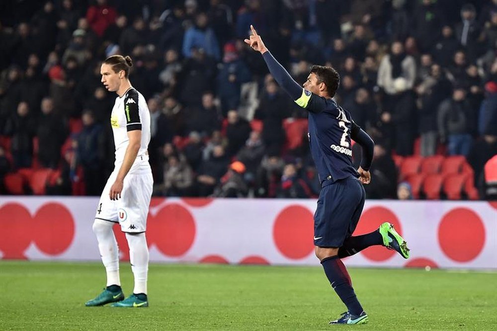 Thiago Silva (d) de París Saint Germain celebra un gol ante Angers SCO durante un partido de la Liga 1 realizado en el estadio Parque de los Príncipes en París (Francia). EFE