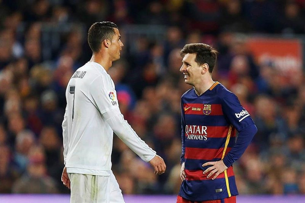 Emmanuel Petit compare Messi à Ronaldo. EFE