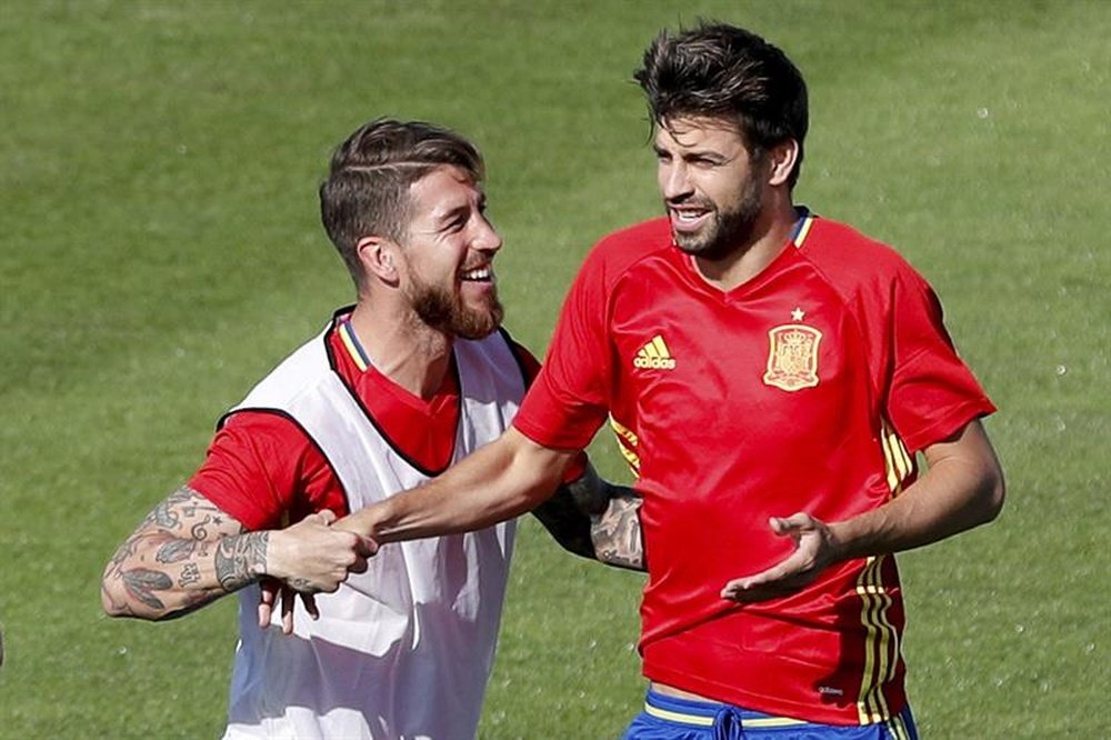 Ramos y Piqué ya están juntos en la selección. EFE/Archivo