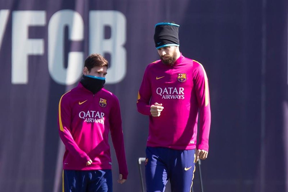 Messi conversou seriamente com Piqué durante o treino. EFE/Archivo