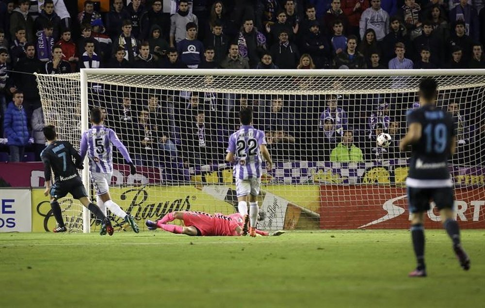 El delantero de la Real Sociedad, Juan Miguel Jiménez Juanmi (i) anota un tanto ante el Real Valladolid durante el partido de ida de los dieciseisavos de final de la Copa del Rey disputado en el estadio José Zorrila de Valladolid. EFE