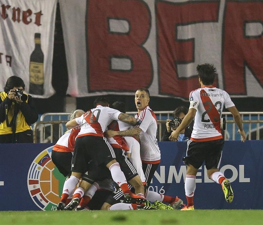 River debe ganar a Independiente para no perder la estela de la cabeza de la tabla. EFE