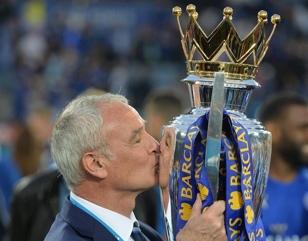 Claudio Ranieri kisses the Premier League trophy. EFE