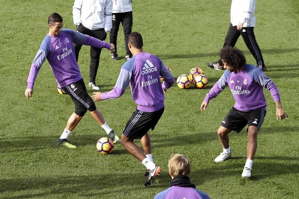 Los jugadores del Real Madrid Cristiano Ronaldo (i), Raphael Varane (c) y Marcelo, durante el entrenamiento. EFE