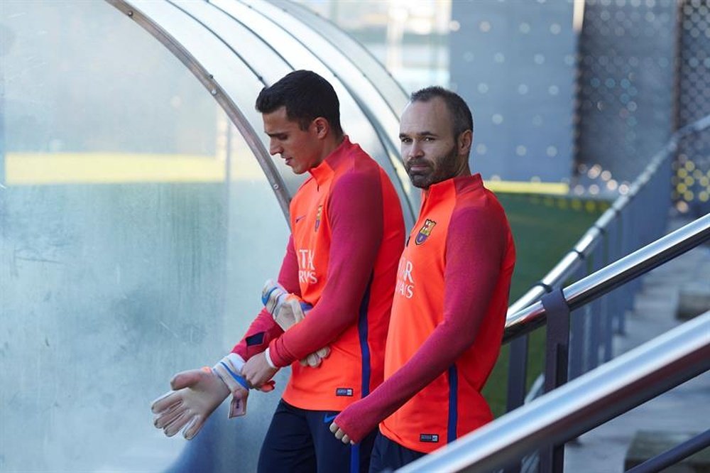 Los jugadores del FC Barcelona Jordi Masip (i), del Barça B, y Andrés Iniesta (d), durante el entrenamiento de ayer en la Ciudad Deportiva Joan Gamper de Sant Joan Despí (Barcelona). EFE