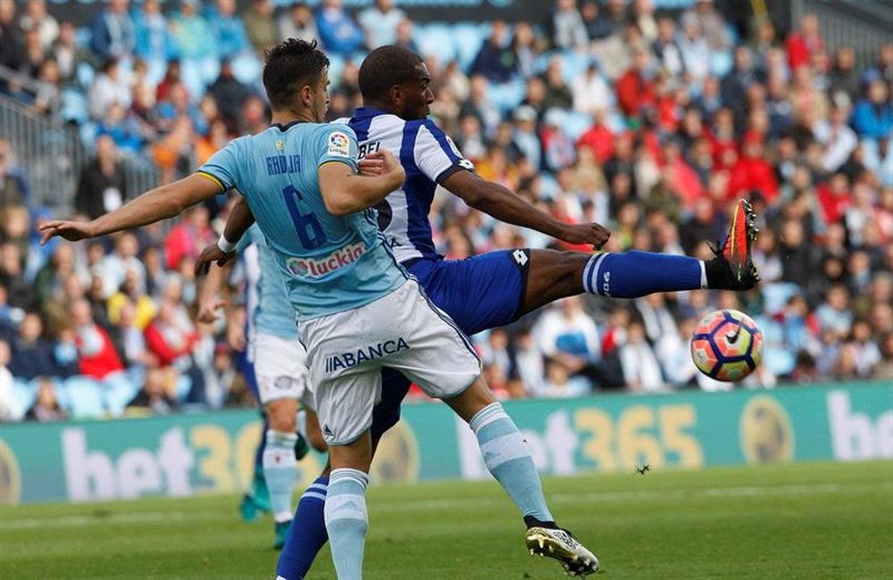 El jugador del Celta de Vigo Radoja (i), pugna por un balón, con el jugador del Deportivo de La Coruña Babel. EFE/Archivo