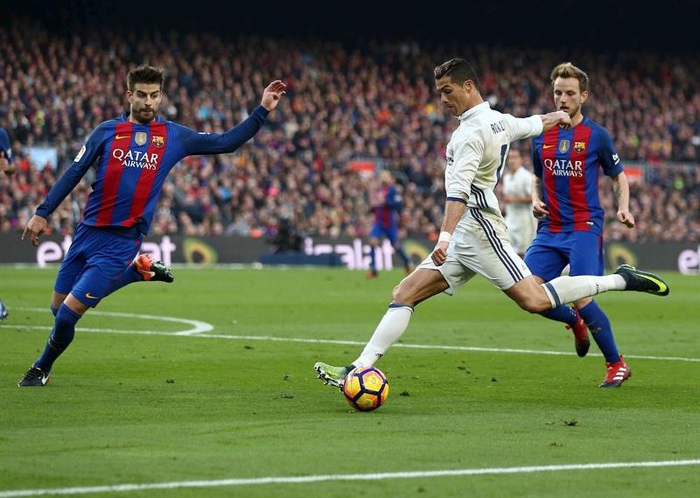 L'attaquant du Real Madrid, Cristiano et le défenseur du Barça, Piqué dans un match de Liga. EFE