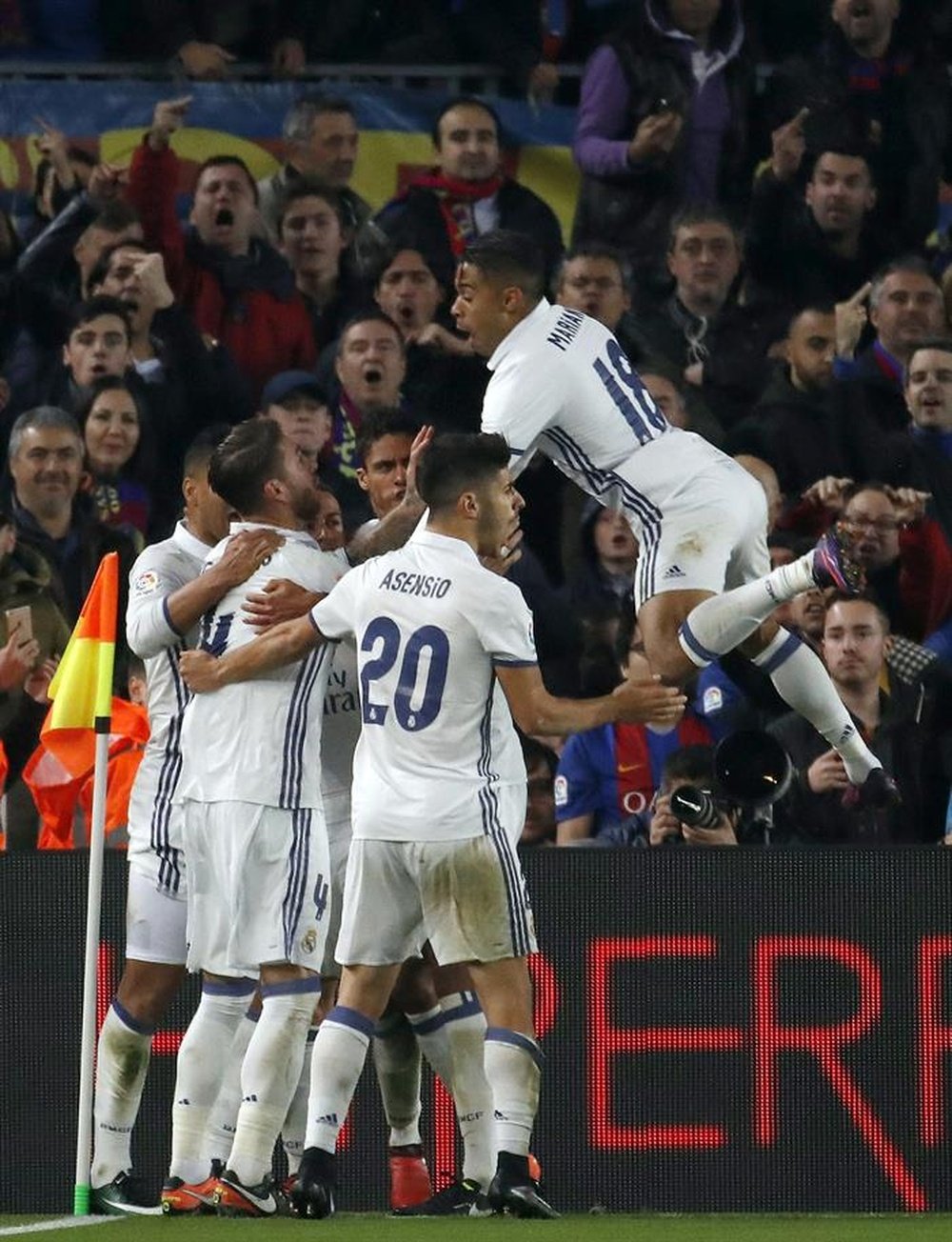 O Real Madrid comemora o gol de Ramos na partida contra o Barcelona no Camp Nou. EFE