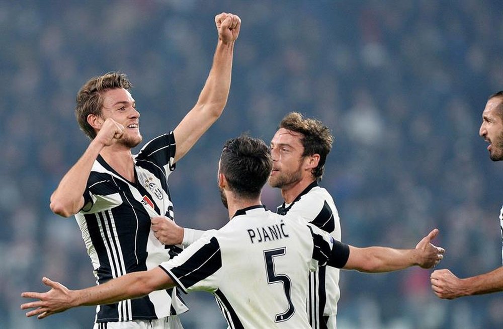 El central del Juventus Daniele Rugani (I) festeja su gol con sus compañeros durante el partido de la Serie A que han jugado Juventus FC y Atalanta BC en el Juventus Stadium de Turín, Italia. EFE/EPA