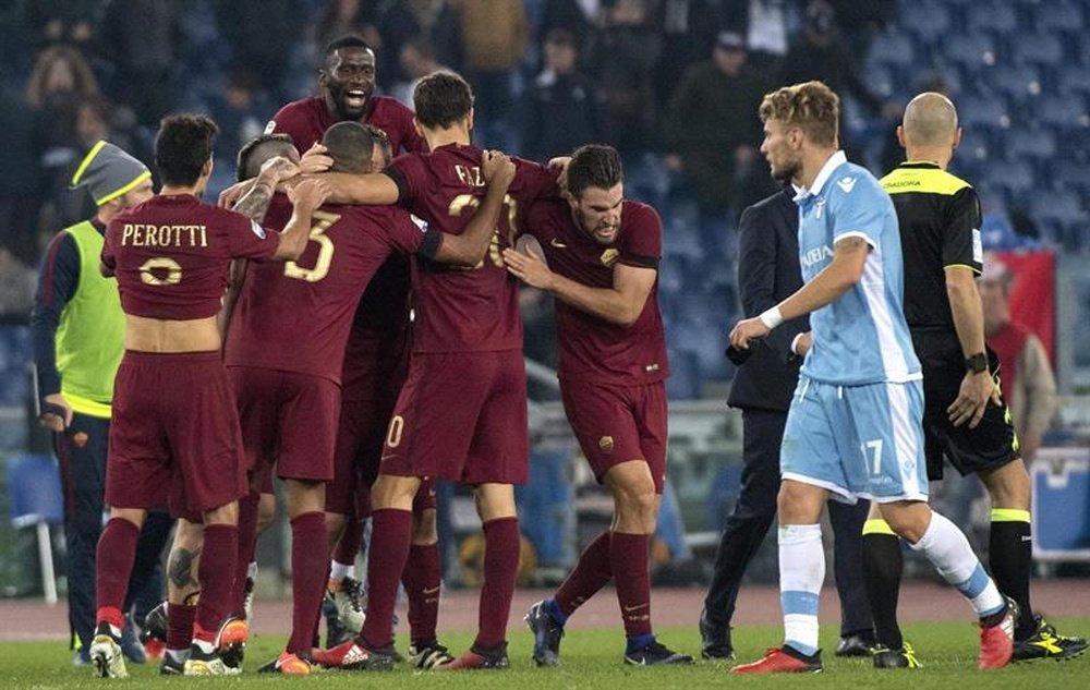 Les joueur de l'AS Roma célèbrent la victoire en Serie A contre la Lazio. EFE/EPA