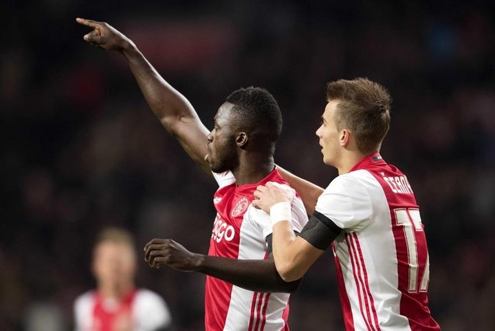 Viergever mete al Ajax en los octavos de la Europa League
