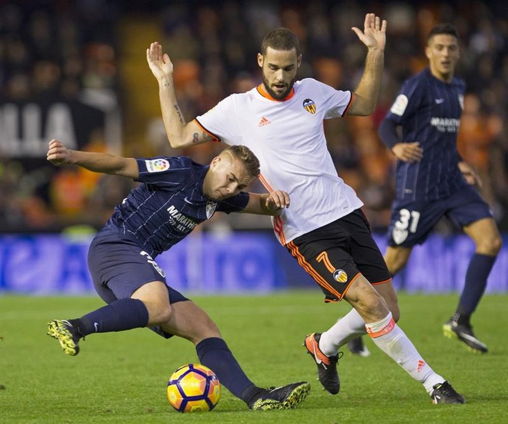 Le milieu du Malaga, Ontiveros à la lutte contre Mario Suarez du Valence dans un match de Liga. EFE