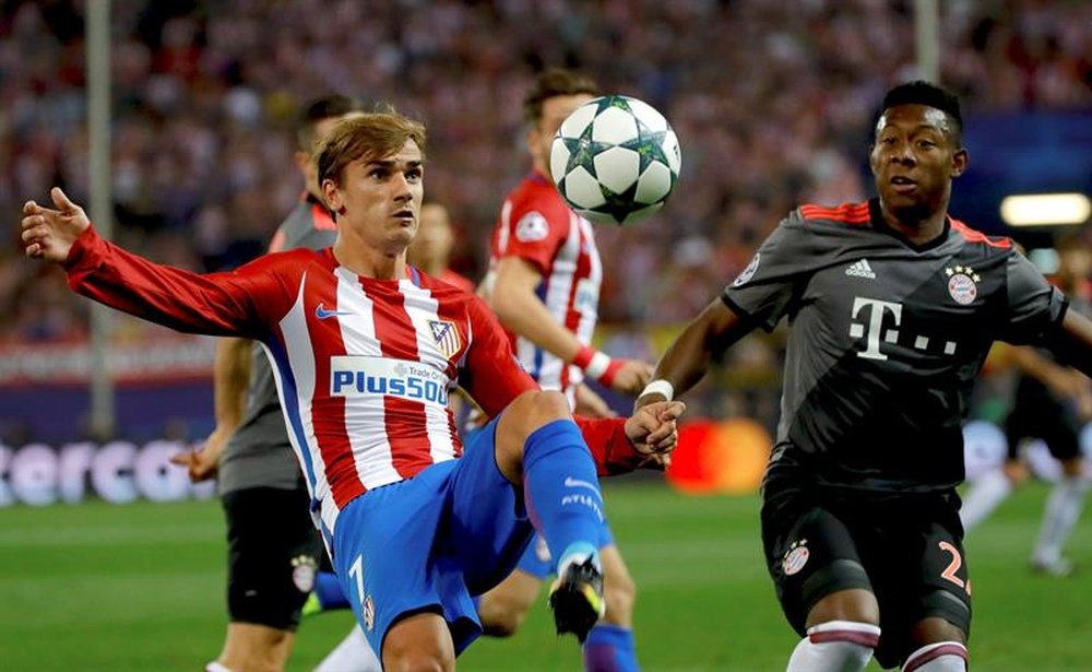 El defensa del Bayern Munich David Alaba (d) lucha el balón con el delantero Antoine Griezmann, del Atlético de Madrid, durante un partido de la fase de grupos de la Liga de Campeones. EFE/Archivo