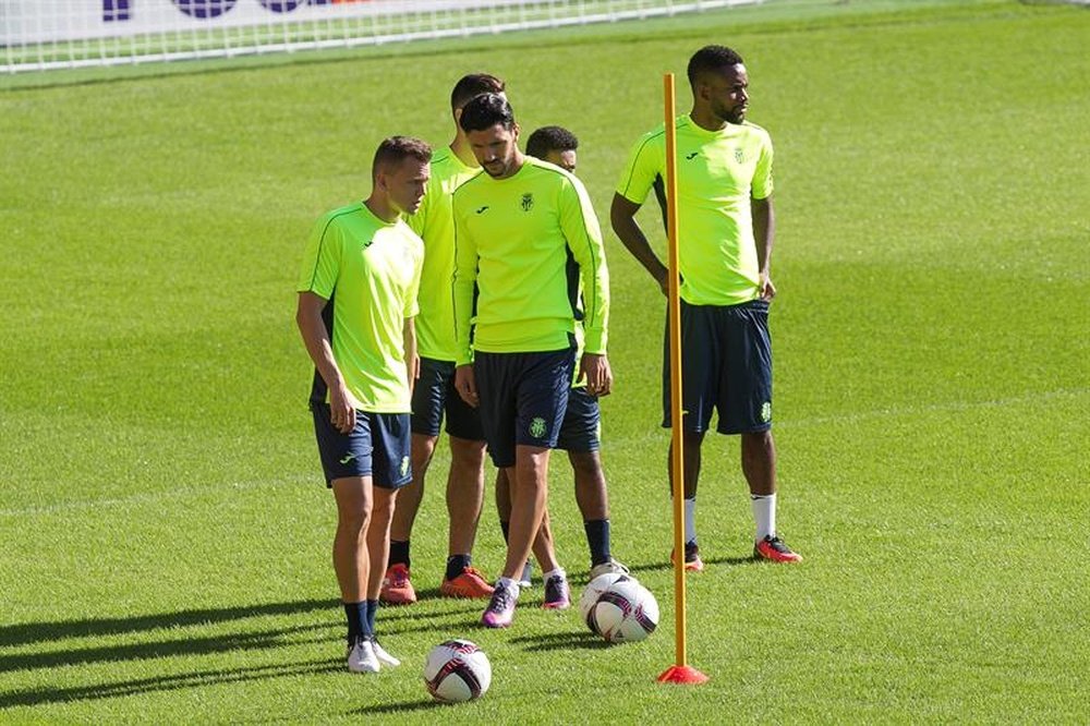Los jugadores del Villarreal Cherysev, Soriano y Bakambo, durante un entrenamiento. EFE
