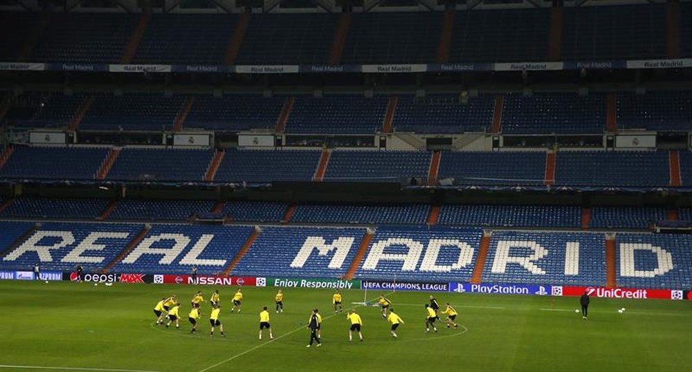 Un momento del entrenamiento que el Borussia Dortmund ha llevado a cabo esta tarde en el estadio Santiago Bernabéu, para preparar el partido de Liga de Campeones que mañana disputarán frente al Real Madrid. EFE