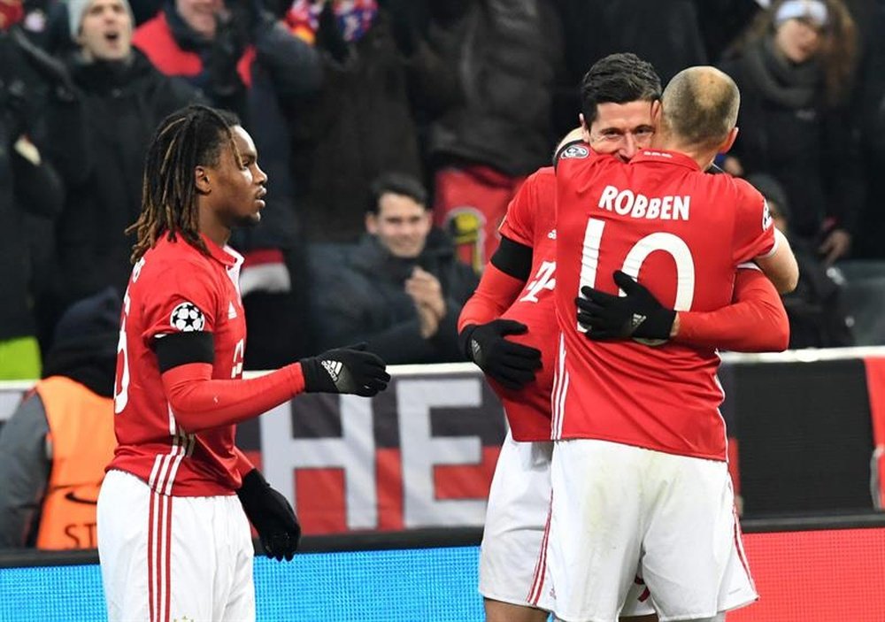 Robert Lewandowski de Bayern Munich celebra el gol del Bayern. EFE