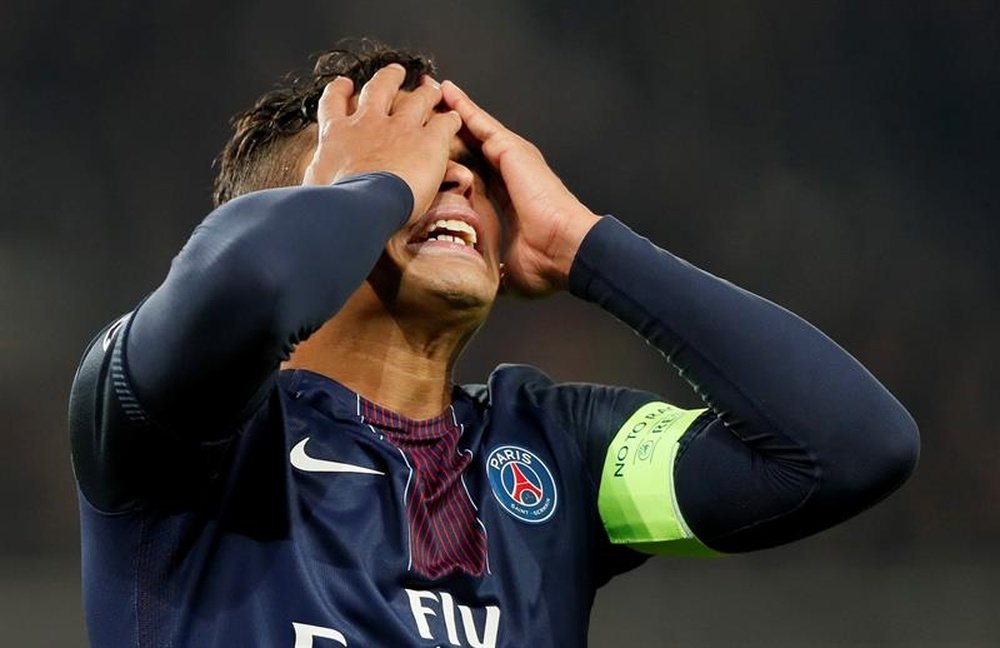 Thiago Silva with his hands in the face. EFE