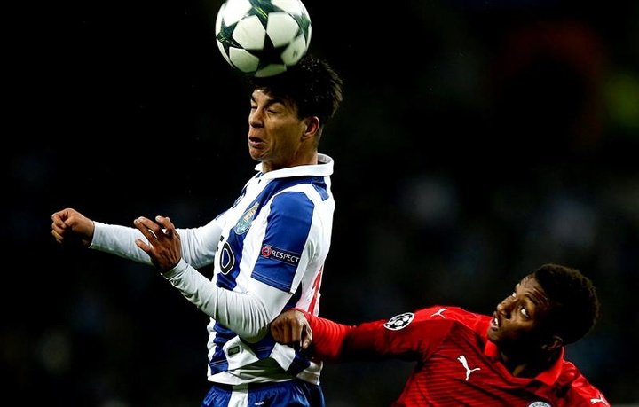 Porto remonta em cinco minutos com um golaço para seguir o rasto do Benfica