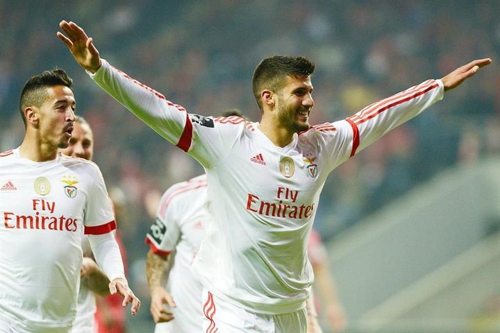 Benfica remonta um 0-3 para salvar a liderança