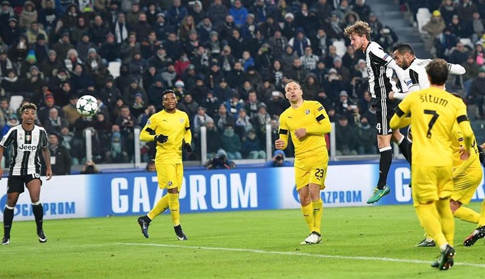 El jugador Daniele Rugani (3d) de Juventus anota un gol este miércoles 7 de diciembre de 2016, durante un partido entre Juventus y Dinamo Zagreb de la Liga de Campeones, que se disputa en Turín (Italia). EFE