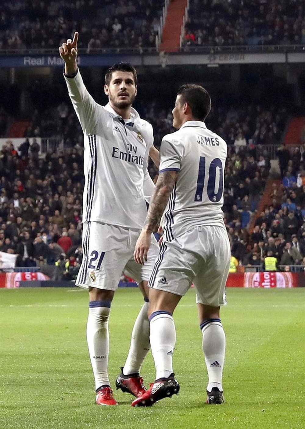 L'attaquant du Real Madrid, Morata, célèbre son but avec James Rodr