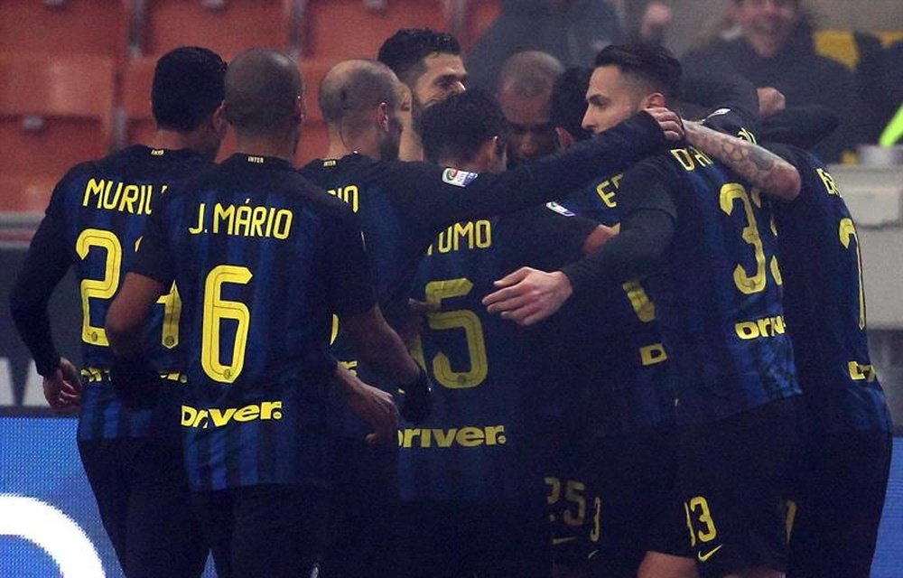 Los jugadores del Inter celebran uno de los dos goles logrado ante el Genoa en el Giuseppe Meazza stadium de Milán, Italia. EFE/EPA