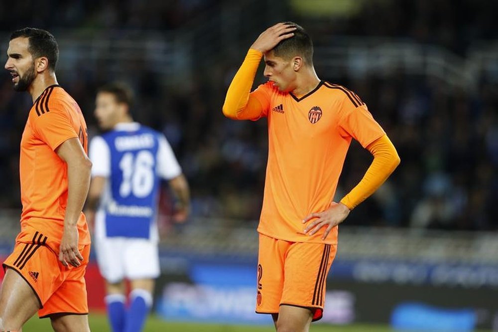 Cinco jugadores del Valencia, a un partido de la suspensión. EFE
