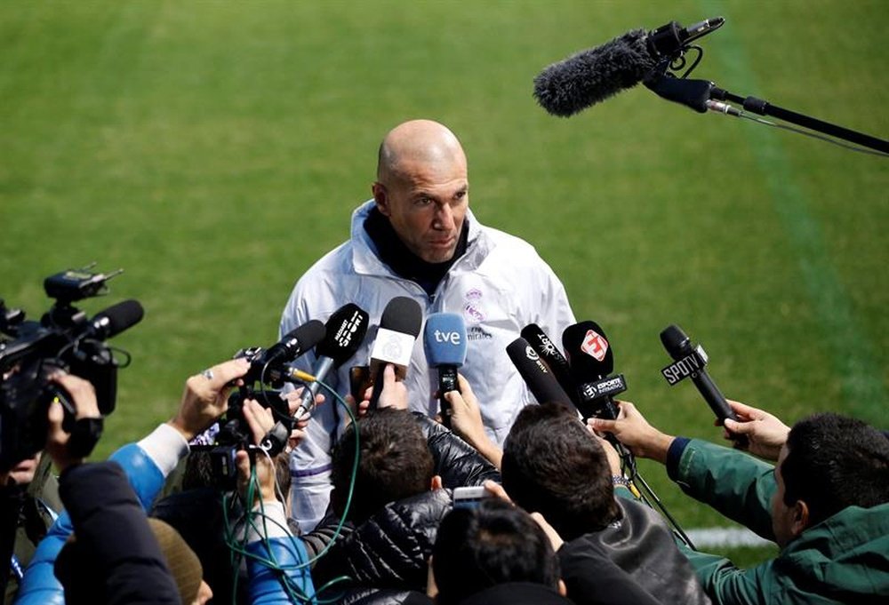 El entrenador del Real Madrid, Zinedine Zidane, se dirige a los medios de comunicación antes del comienzo de la sesión de entrenamiento. EFE