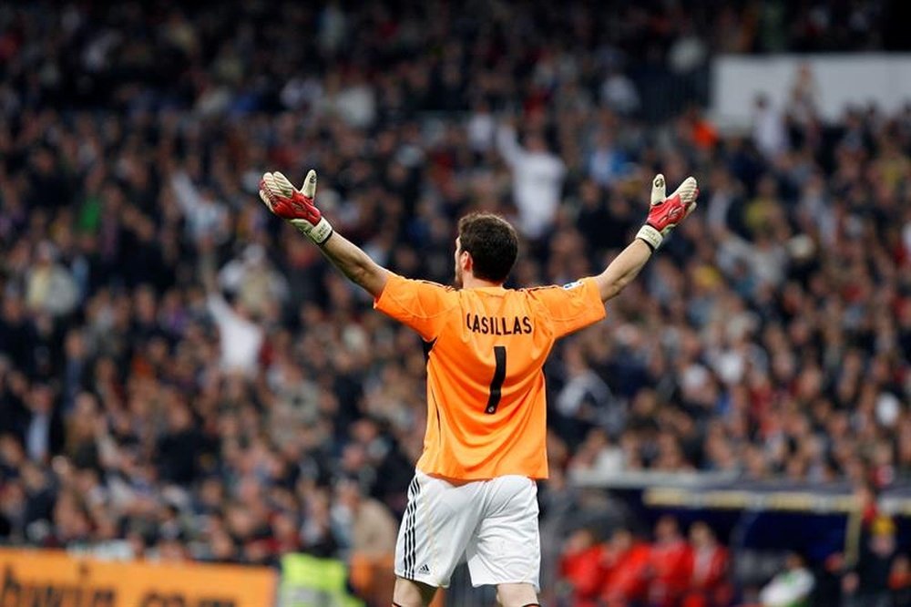 El portero Iker Casillas celebra un gol del argentino Gonzalo Higuaín, cuando eran compañeros en el Real Madrid. EFE/Archivo