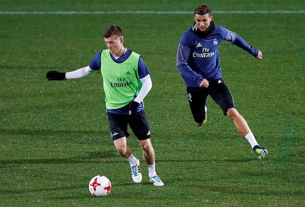 Cristiano y Kroos se quedan en Madrid y Varane regresa a una lista. AFP