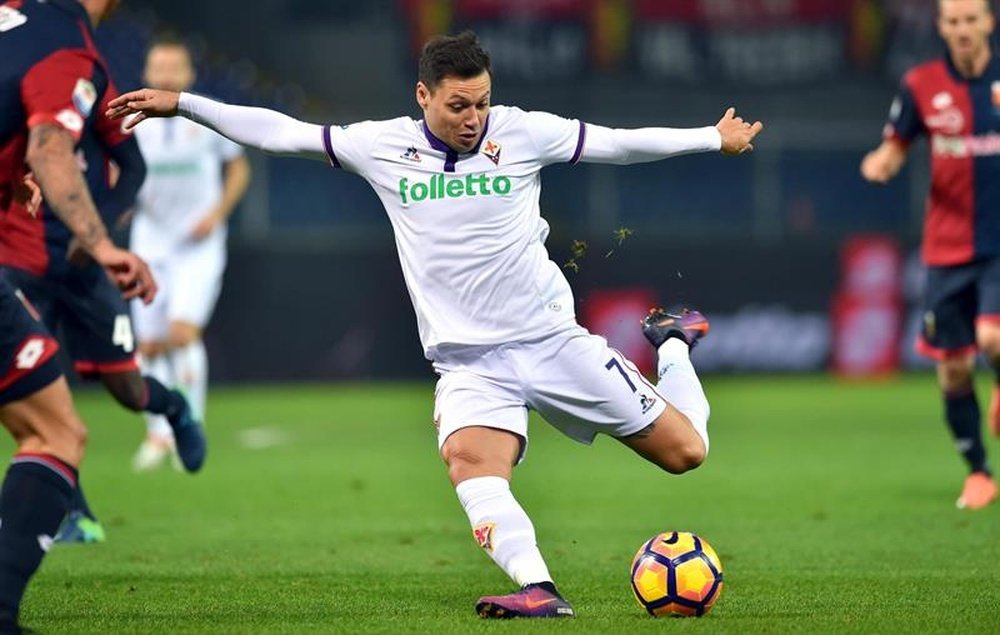 Mauro Zarate in action with Fiorentina. EFE