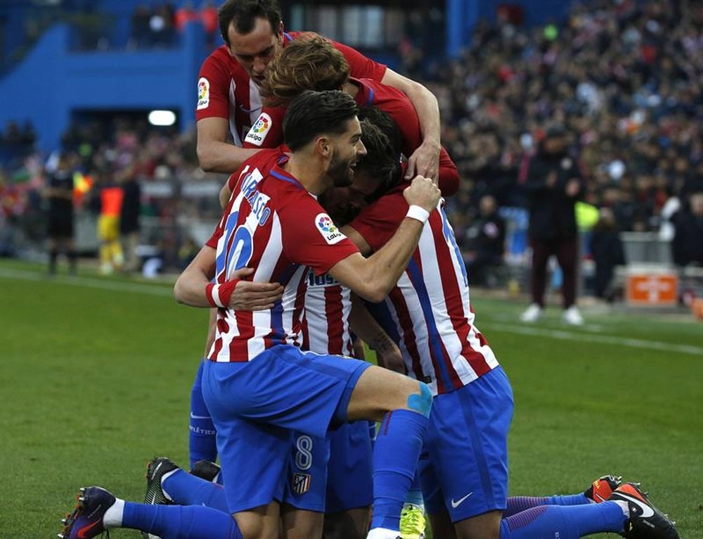 Los jugadores del Atlético de Madrid celebran el gol marcado por el centrocampista Saúl Ñíguez, el primero del equipo frente a Las Palmas, durante el partido de la decimosexta jornada de la Liga de Primera División que se jugó en el Vicente Calderón, en Madrid. EFE