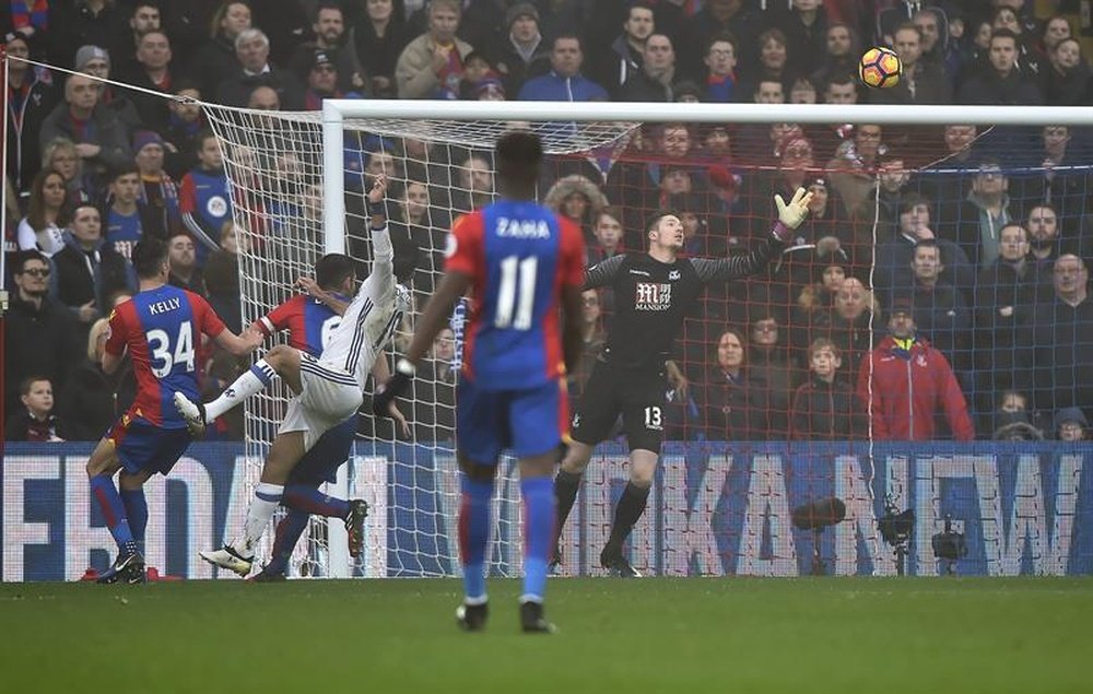 El delantero del Chelsea Diego Costa (d) logra el 1-0 durante el partido de la Premier League que han jugado Crystal Palace t Chelsea FC en el Selhurst Park Stadium de Londres, Reino Unido.  EFE/EPA