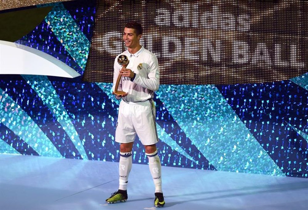 Ronaldo holding his trophy. EFE