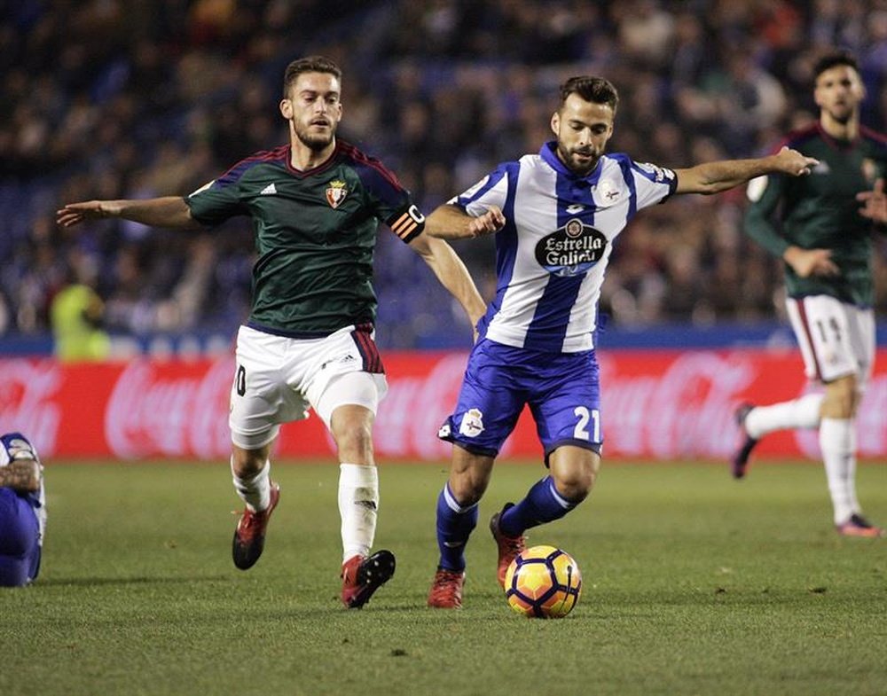 El centrocampista portugués del Deportivo Bruno Gama (d) disputa un balón con el centrocampista Roberto Torres (i), del Osasuna, durante el partido de la decimosexta jornada de la Liga de Primera División que se jugó en el estadio de Riazor, en A Coruña. EFE