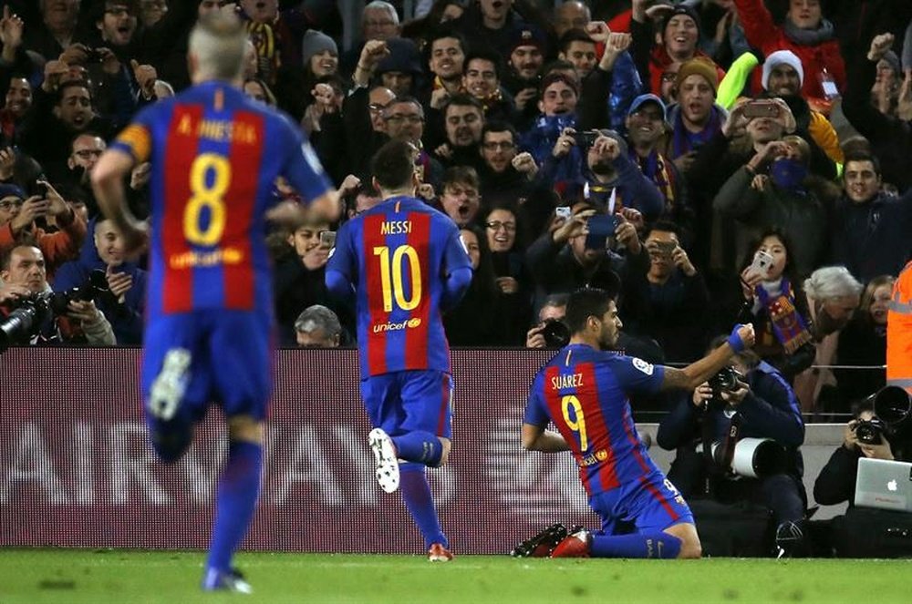 Messi decidió con su fútbol más que con sus goles y Suárez ejecutó. EFE