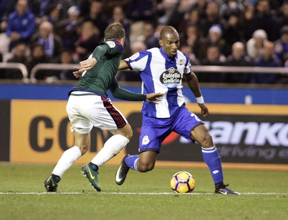 El delantero holandés del Deportivo Ryan Babel (d) disputa un balón con el centrocampista serbio Goran Causic (i), del Osasuna, durante el partido de la decimosexta jornada de la Liga de Primera División en el estadio de Riazor, en A Coruña. EFE