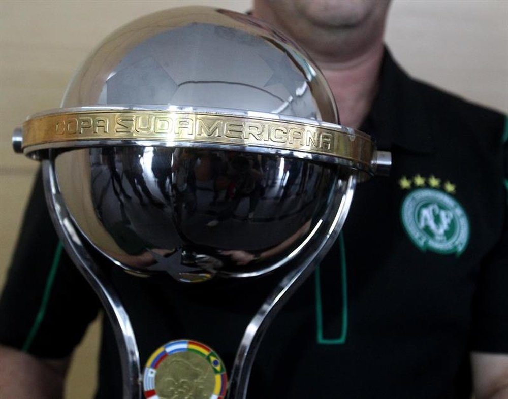 Réplica do troféu da Taça Su-Americana. EFE/Archivo