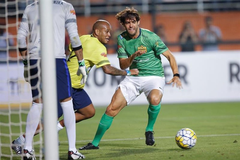 Los jugadores brasileños Kaká (d) y Gabriel (i) disputan el balón en un partido benéfico en el estadio Pacaembu en Sao Paulo (Brasil). EFE