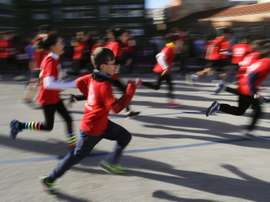 Niños con edades comprendidas entre los 3 y los 15 años toman la salida en la San Silvestre Vallecana Mini, en el barrio de Vallecas. EFE