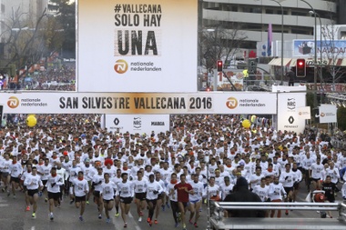 Vista general de la salida de los participantes en la carrera popular de la San Silvestre Vallecana desde el estadio Santiago Bernabeu y que finalizará en el estadio de Vallecas con diez kilómetros de recorrido y en la que participan mas de 40.000 corredores. EFE