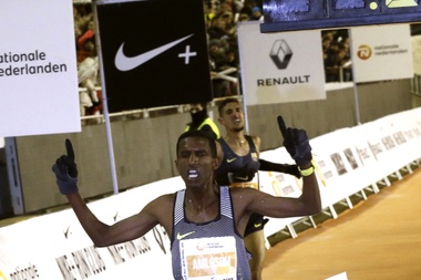 El atleta eritreo Nguse Amloson se proclama vencedor de la carrera internacional de la San Silvestre Vallecana, que ha salido desde el estadio Santiago Bernabeu con meta en el estadio de Vallecas tras diez kilómetros de recorrido. EFE